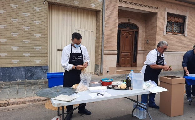 Paco y su compañero preparan el plato en el concurso de Catadau.