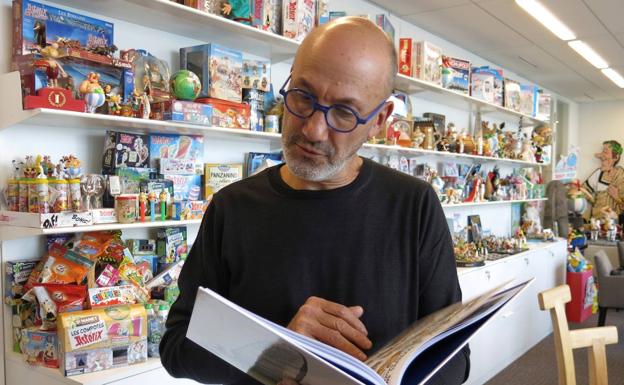 Jean-Yves Ferri, guionista de las nuevas aventuras de Astérix, en una librería de París.