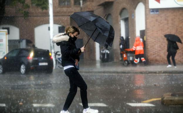 Aemet eleva y amplía la alerta por lluvias muy fuertes con tormentas en Valencia: hasta 100 litros en 24 horas