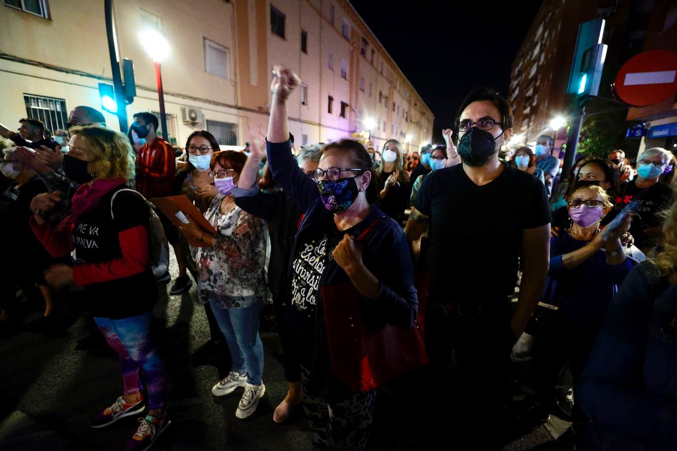 Miles de vecinos de la Malvarrosa se concentran para exigir al Consistorio actuaciones en el barrio contra la droga.