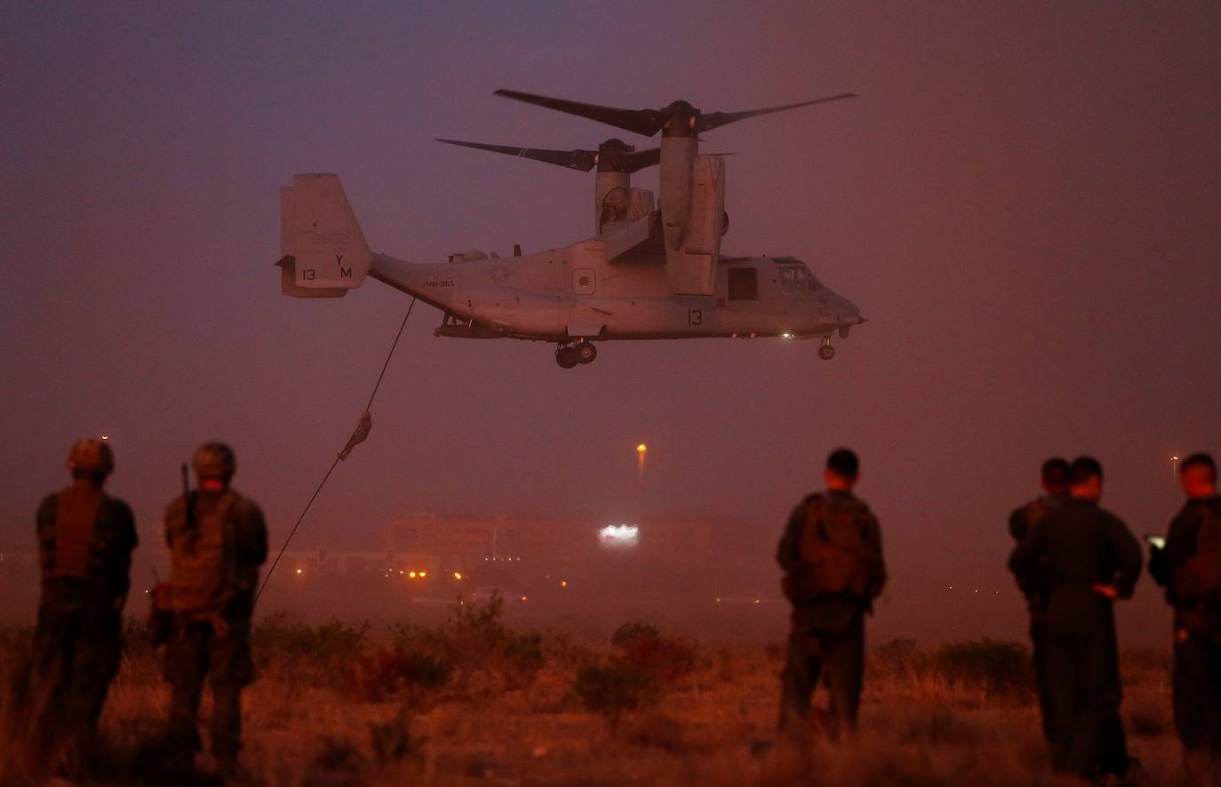 Miembros del MOE (Mando de Operaciones Especiales) practican descenso con el método Fast Rope (cuerda rápida) desde una aeronave Boeing V-22 'Osprey' con capacidad V/STOL (capacidad de despegue y aterrizaje vertical en pequeños espacios) de los Marines americanos. 