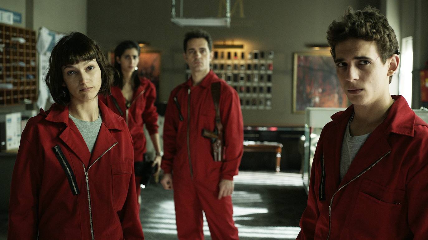 1. 'La casa de papel'. La serie cuenta con cinco temporadas. Las dos primeras tratan sobre el atraco de la banda a la Fábrica Nacional de la Moneda y Timbre, mientras que la tercera, cuarta y quinta es al Banco de España.