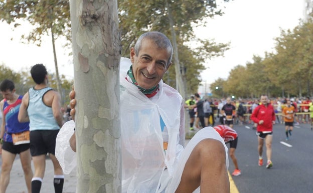 Participantes del medio maratón de la edición 2018, calientan antes de la prueba. 