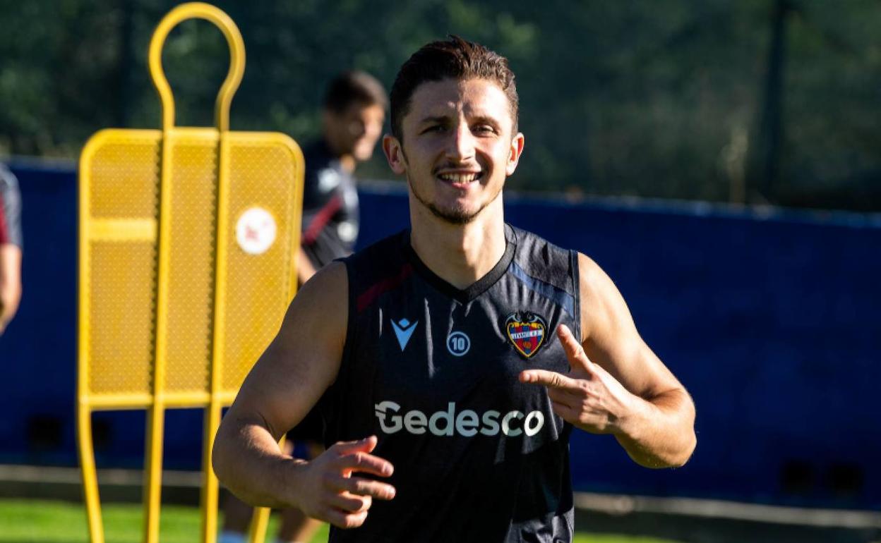 Enis Bardhi, sonriente durante un entrenamiento del Levante.