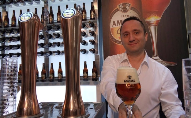 Imagen principal - Arriba, Tino Fernández tirando una cerveza en el Concurso Provincial de Tiraje de Cerveza organizado por Amstel Oro en 2015, donde quedó primero. Abajo a la izquierda, una de las cervezas que se ofrecen en Ruzanuvol, la Lambrate. Abajo a la derecha, un hombre tira una cerveza en el bar Rausell.