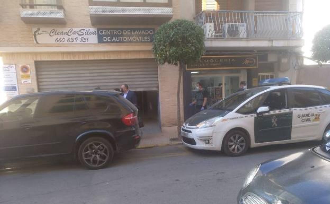 Un instante de la redada del pasado martes en l'Eliana. 