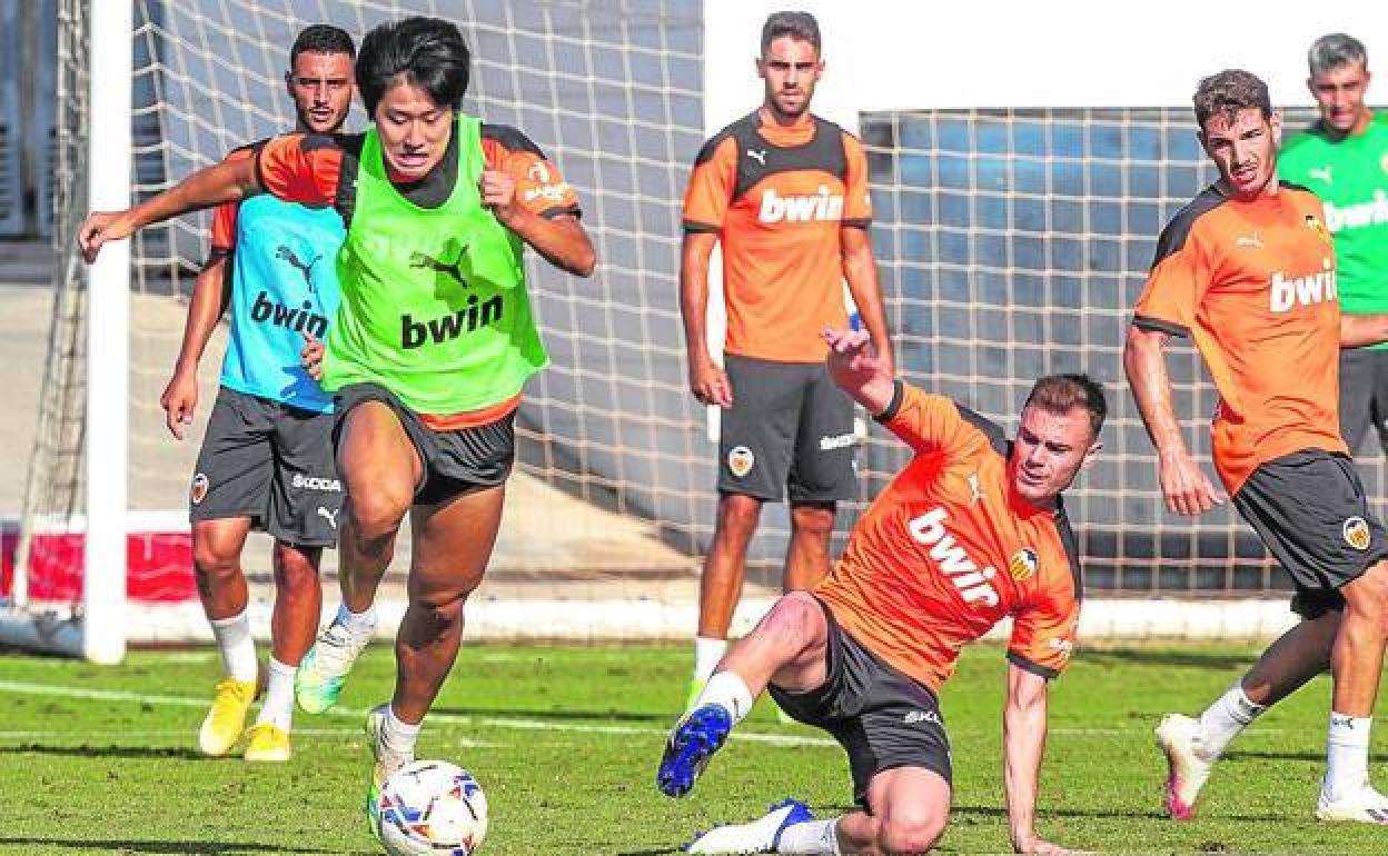 Kang In en un entrenamiento con el Valencia