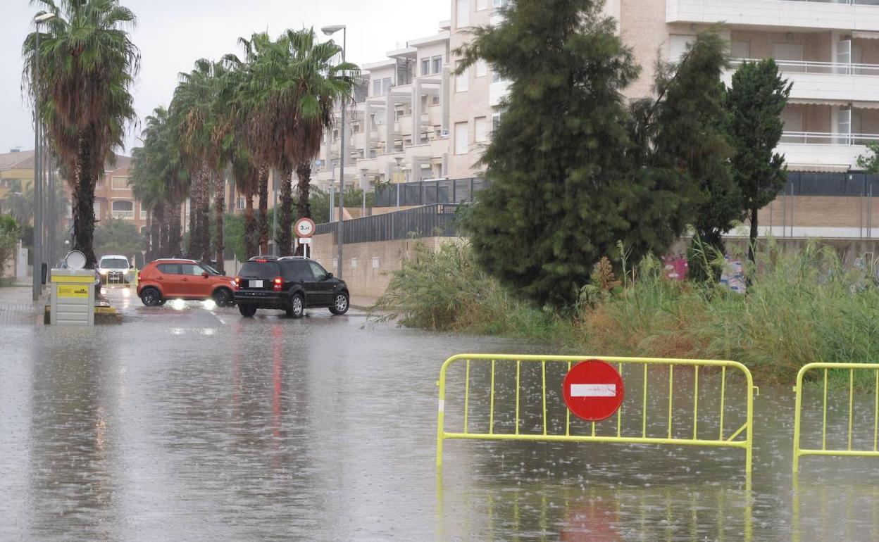 Una de las calles cortadas en Dénia por la acumulación de agua. 