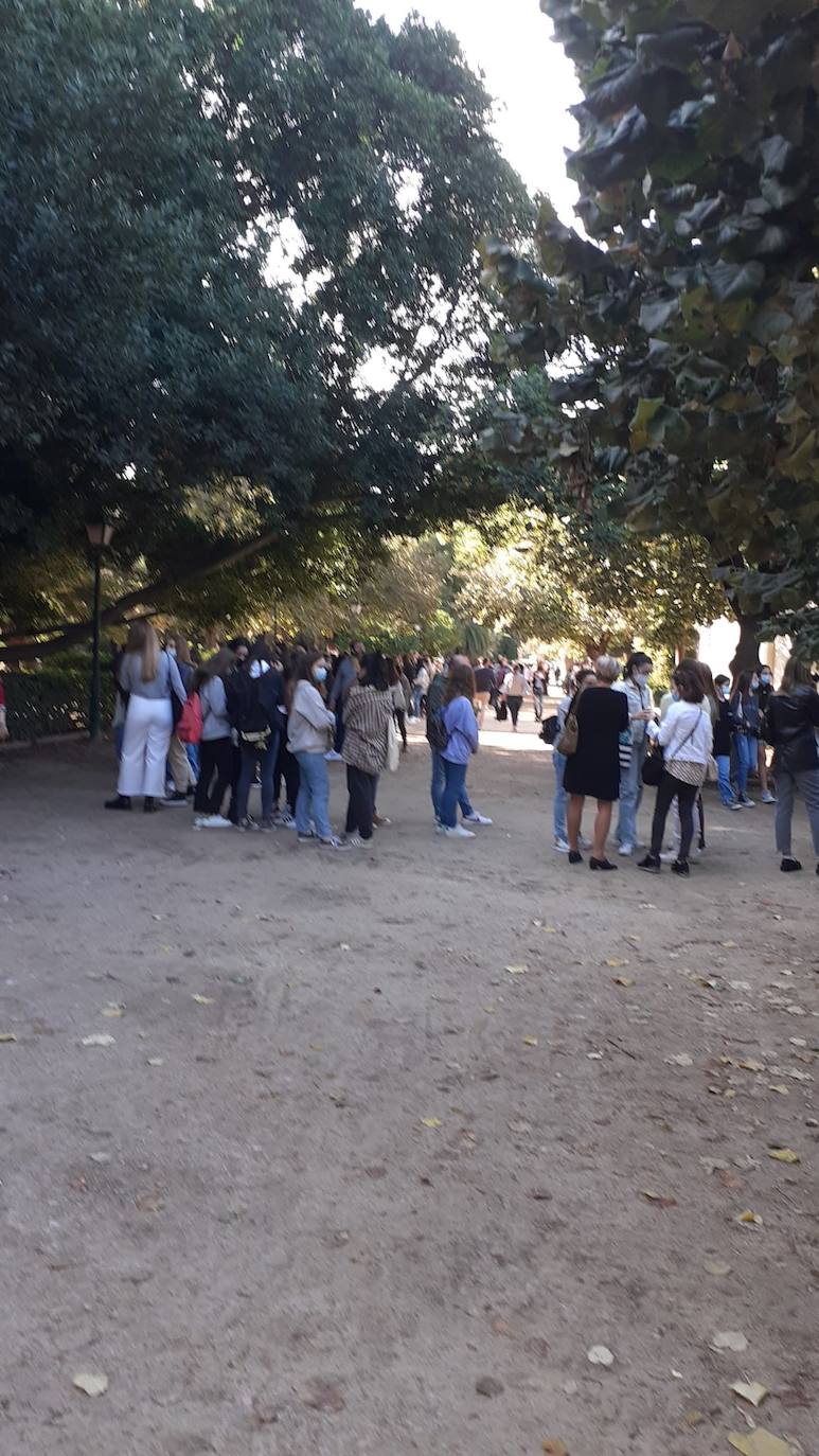 La escritora valenciana desata la locura con colas que salen del céntrico parque