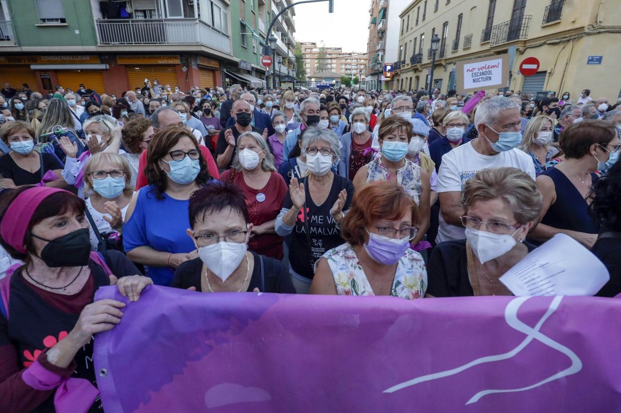 Manifestación. Cientos de vecinos, en la marcha convocada por la asociación de residentes a principios de mes. irene marsilla