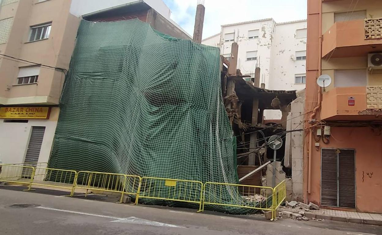 Aspecto que presenta la finca de Dénia tras el derrumbe de parte del edificio. 