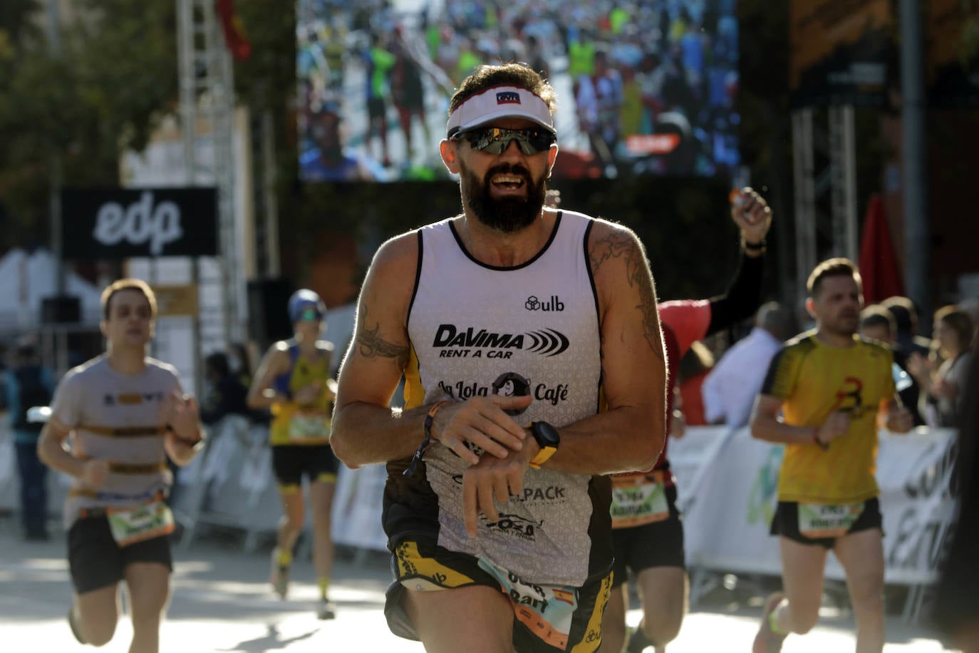 Fotos: Así ha sido la llegada de los héroes a la meta del Medio Maratón de Valencia 2021