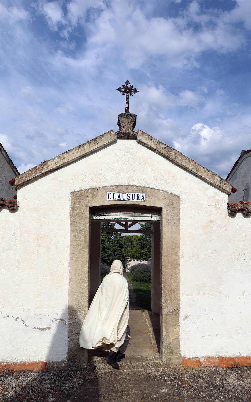 En el yermo de Herrera viven monjes de clausura dedicados a la oración. Para entrar en la comunidad hay que pasar una prueba que dura seis años