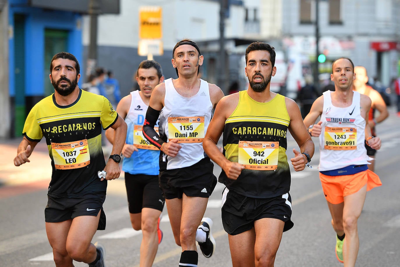 Miles de corredores recorren los poco más de 21 kilómetros por una ciudad volcada.