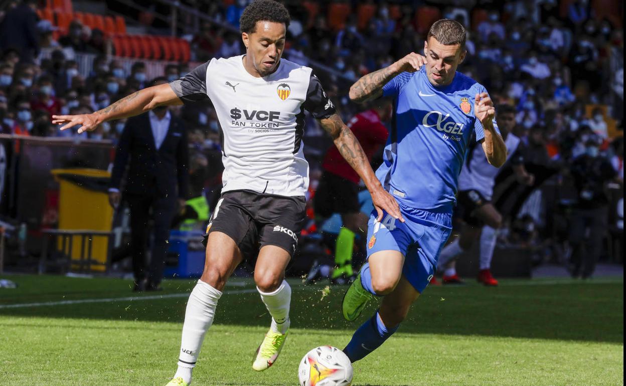 Helder Costa disputa el balón durante el partido contra el Mallorca del sábado en Mestalla. 