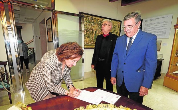 Imagen principal - La firma del documento de entrega; la inscripción interior y detalle de las flores bordadas. 