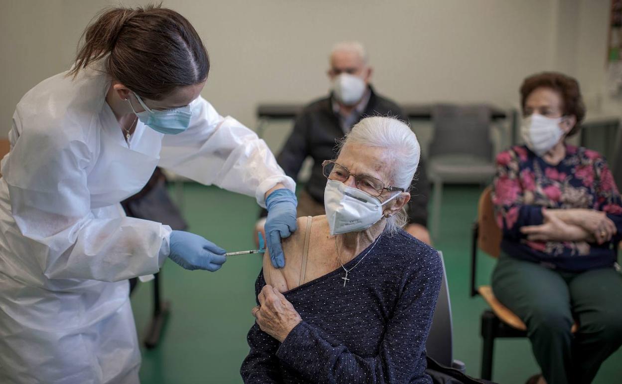 Vacunación contra el coronavirus en un centrode día para personas mayores.