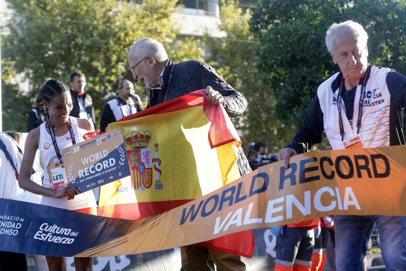 La etíope Gidey vuela por el circuito valenciano y la ciudad se sitúa de nuevo en el escaparate internacional del deporte popular.