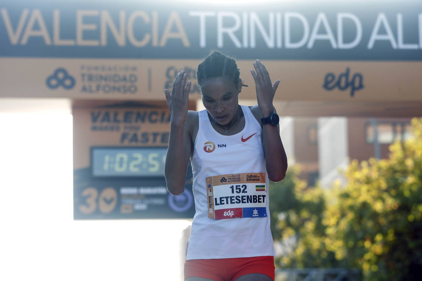 La etíope Gidey vuela por el circuito valenciano y la ciudad se sitúa de nuevo en el escaparate internacional del deporte popular.