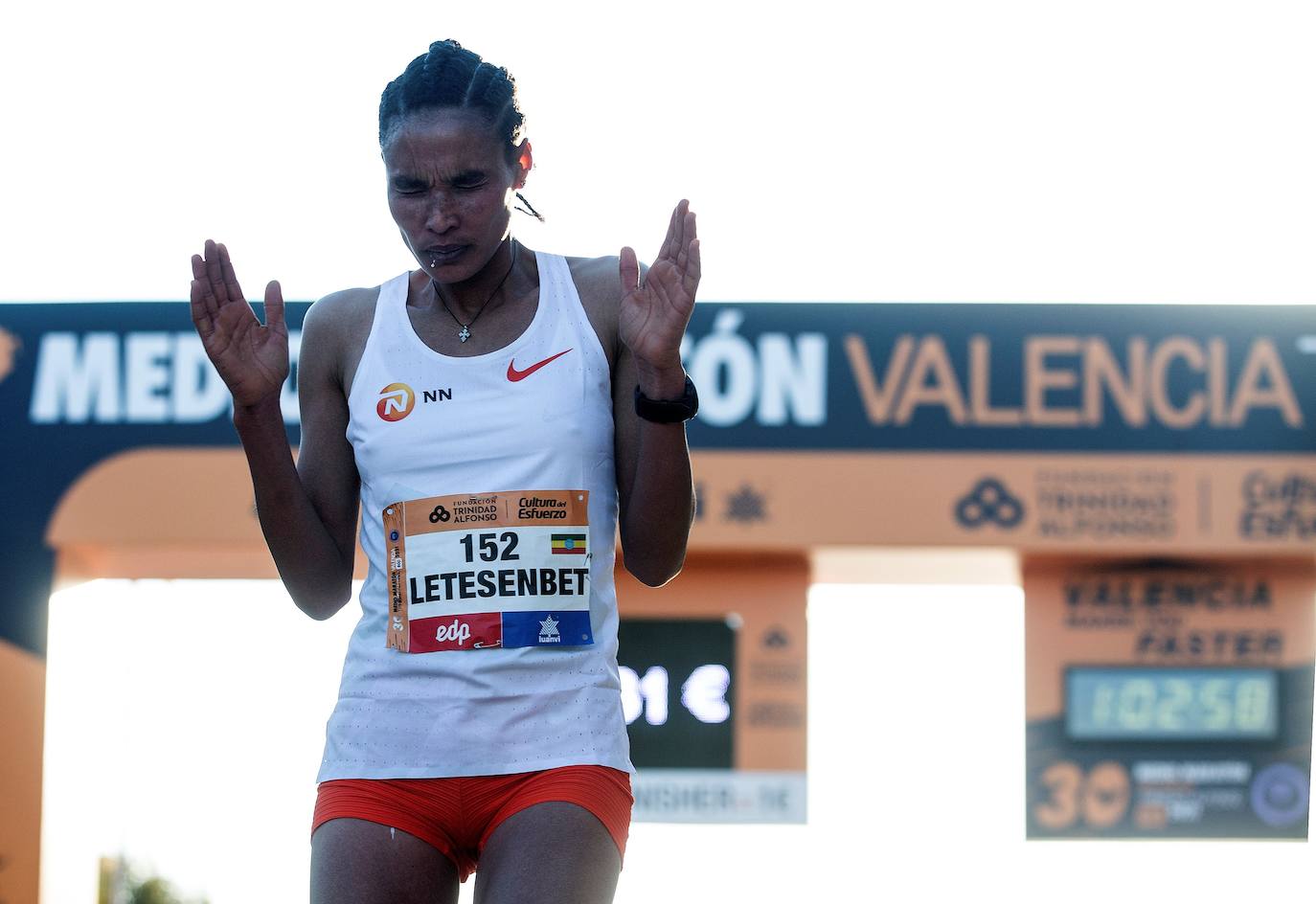 La etíope Gidey vuela por el circuito valenciano y la ciudad se sitúa de nuevo en el escaparate internacional del deporte popular.