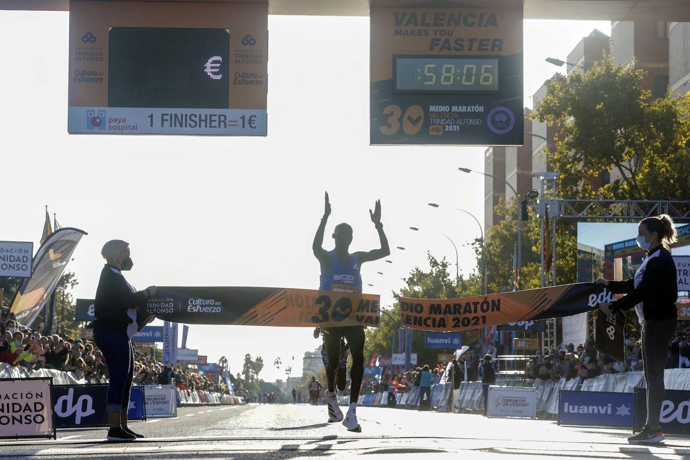 La etíope Gidey vuela por el circuito valenciano y la ciudad se sitúa de nuevo en el escaparate internacional del deporte popular.