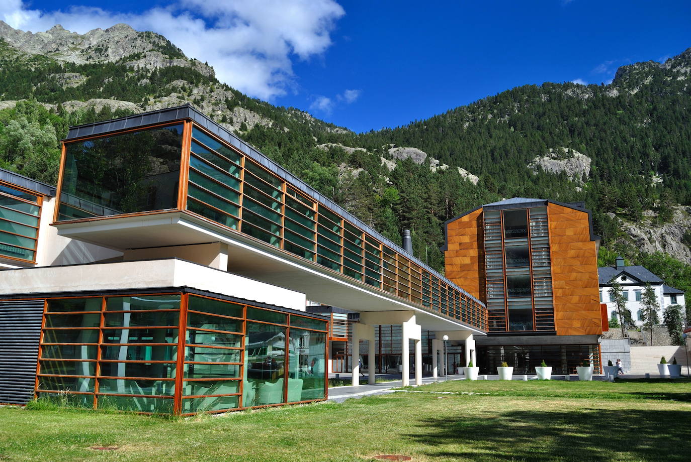 2. Balneario de Panticosa, Huesca -Puntuación (8.2/10)- | En pleno pirineo de Huesca y rodeado de imponentes cumbres de más de 3.000 metros, se encuentra el balneario de Panticosa, uno de los centros termales más antiguos de Europa. Además, es uno de los más famosos de toda España, visitado año trsa año por miles de turistas en busca de paz y tranquilidad. Más de 8.000 metros cuadrados con piscinas para todos los gustos, hidromasajes, cabinas de tratamientos e incluso una playa de arena natural desde donde contemplar las magníficas vistas del valle de Tena. 