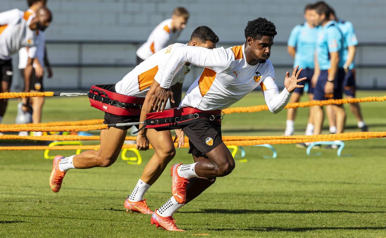 Correia, durante una sesión de entrenamiento en la ciudad deportiva de Paterna 