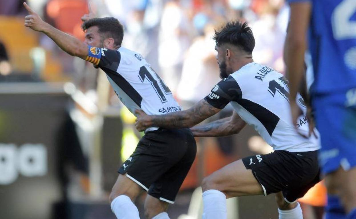 Gayà y Alderete en la celebración del 2-2 frente al Mallorca. 
