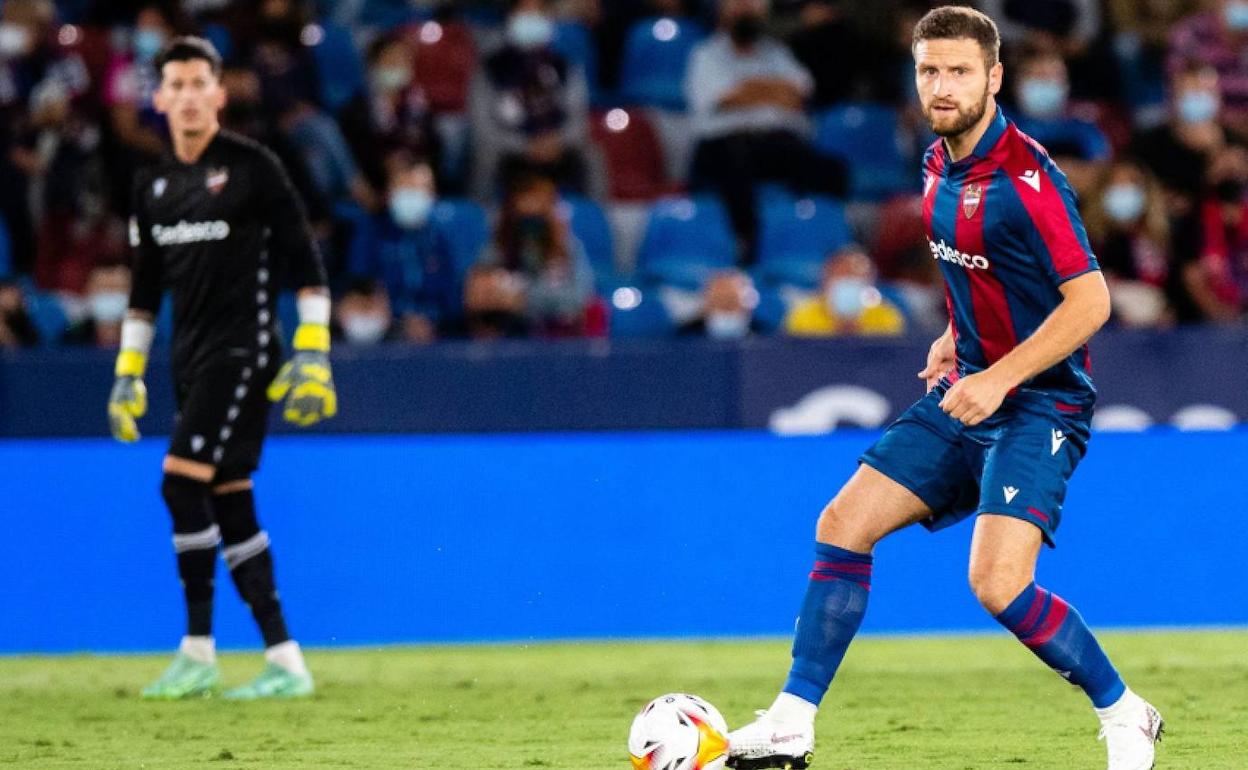 Mustafi, durante un partido del Levante.