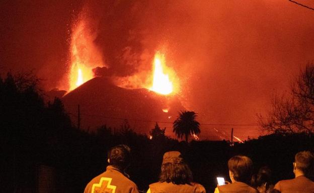 Imagen principal - Los servicios de emergencias y los vecinos, pendientes de la evolución del volcán. 