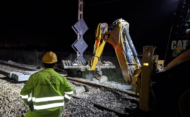 Imagen principal - Trabajos nocturnos en las vías de Benifaió.