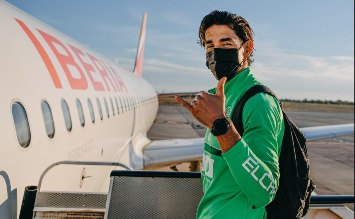 El delantero del Eche Pere Milla, ayer, subiendo al avión con destino a Vitoria. 