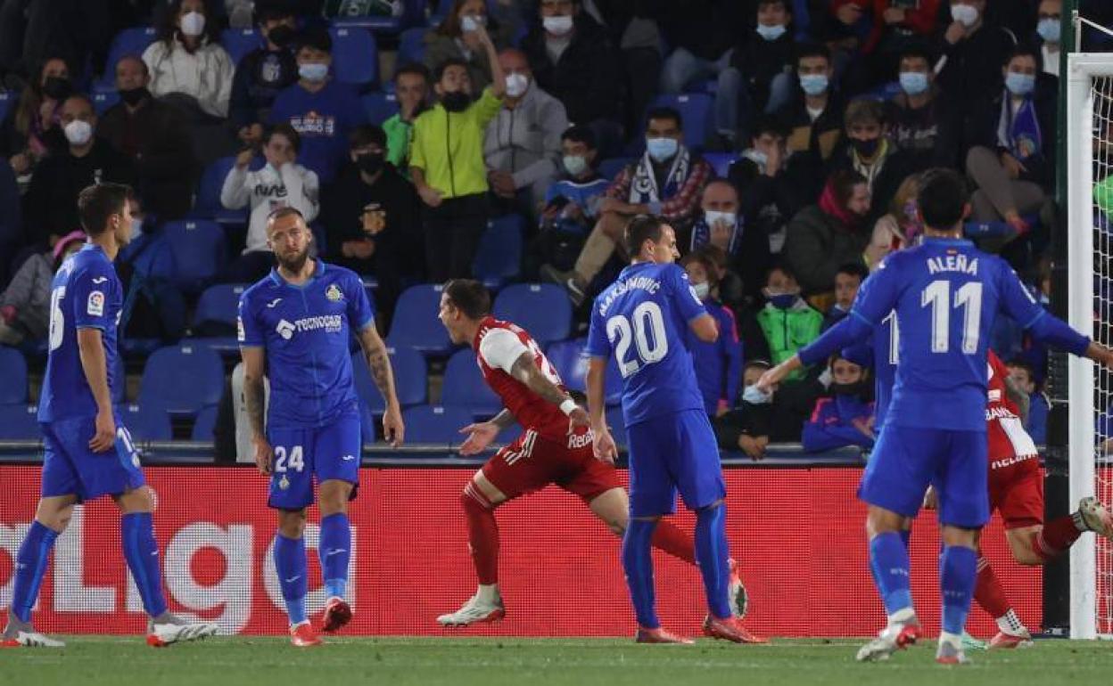 Santi Mina en la celebración de uno de sus goles frente al Getafe