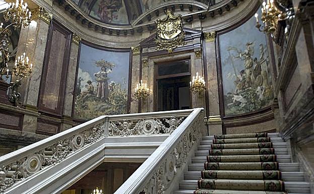 Escalera de mármol de Carrara de Jerónimo Suñol del histórico Palacio de Linares. 