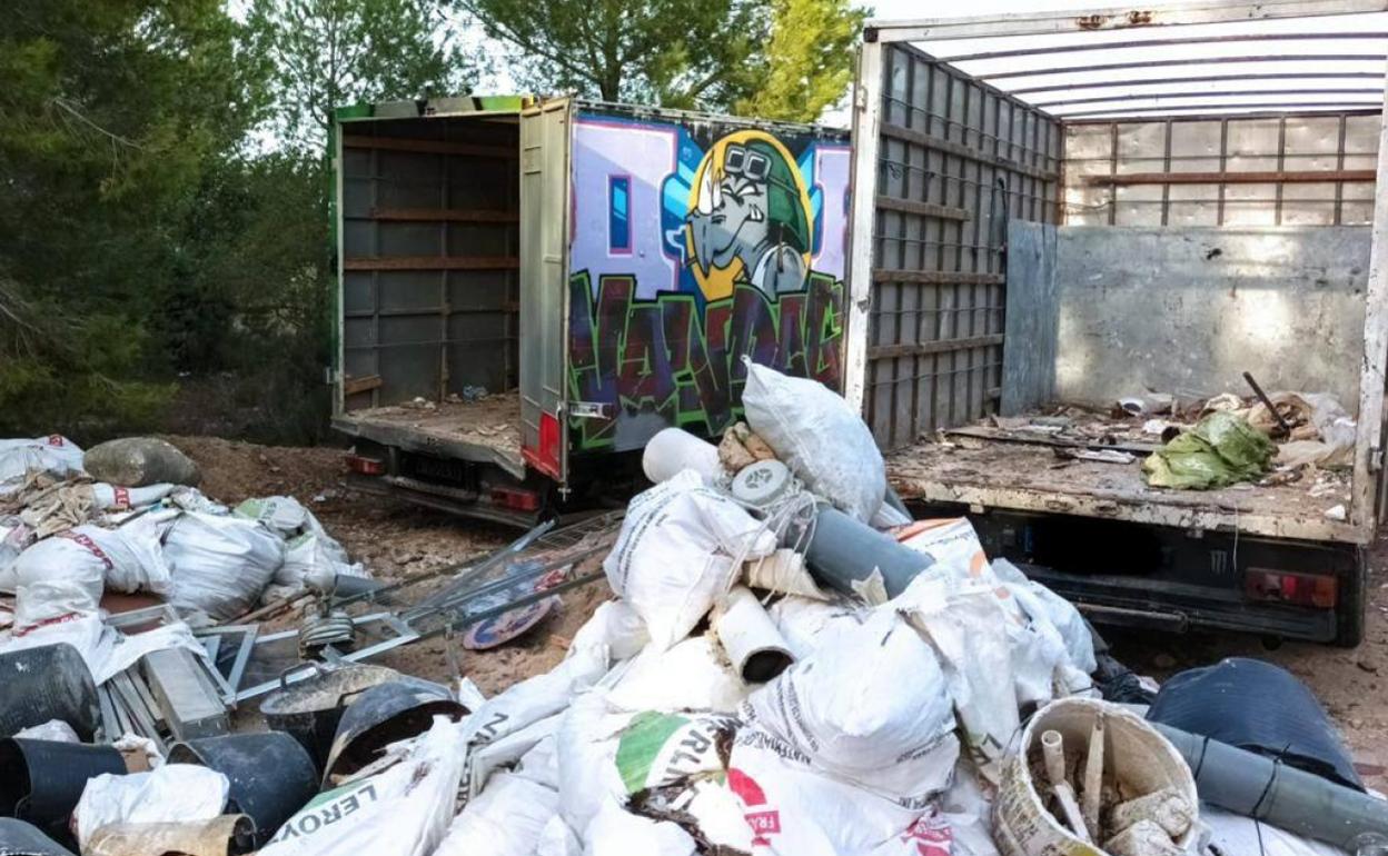 Los camiones en la descarga de los escombros. 