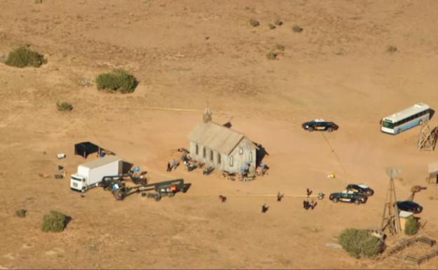 Imagen principal - Alec Baldwin, muerte en el rodaje de una película | ¡«Arma fría»! Salen a la luz los detalles de la muerte en el rodaje tras el disparo de Alec Baldwin