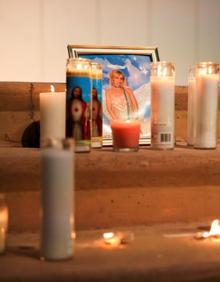 Imagen secundaria 2 - Alec Baldwin, muerte en el rodaje de una película | ¡«Arma fría»! Salen a la luz los detalles de la muerte en el rodaje tras el disparo de Alec Baldwin