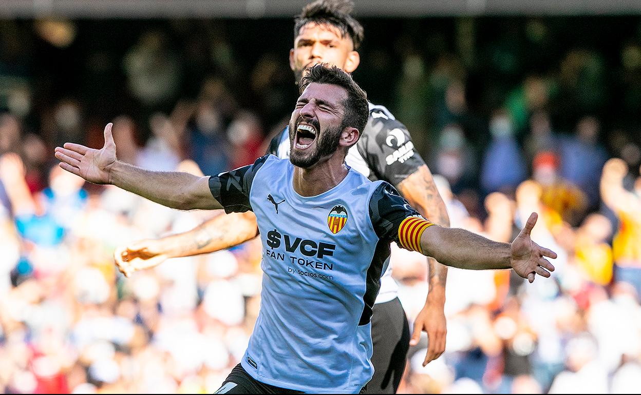 José Luis Gayà celebrando su gol frente al Mallorca en Mestalla 