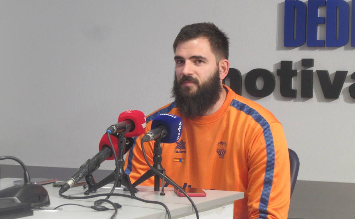 Bojan Dubljevic, durante la rueda de prensa que dio ayer en Moraca para la prensa local.