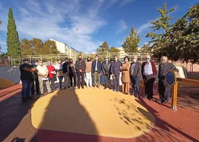 Imagen secundaria 1 - Diferentes zonas de juegos del parque y todos los asistentes a la inauguración. 