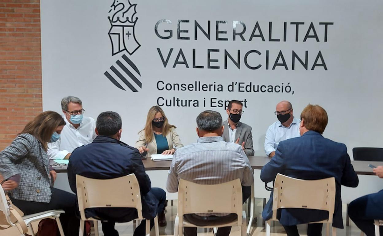 Imagen de la reunión mantenida entre el Ayuntamiento de La Vila y la Conselleria de Educación