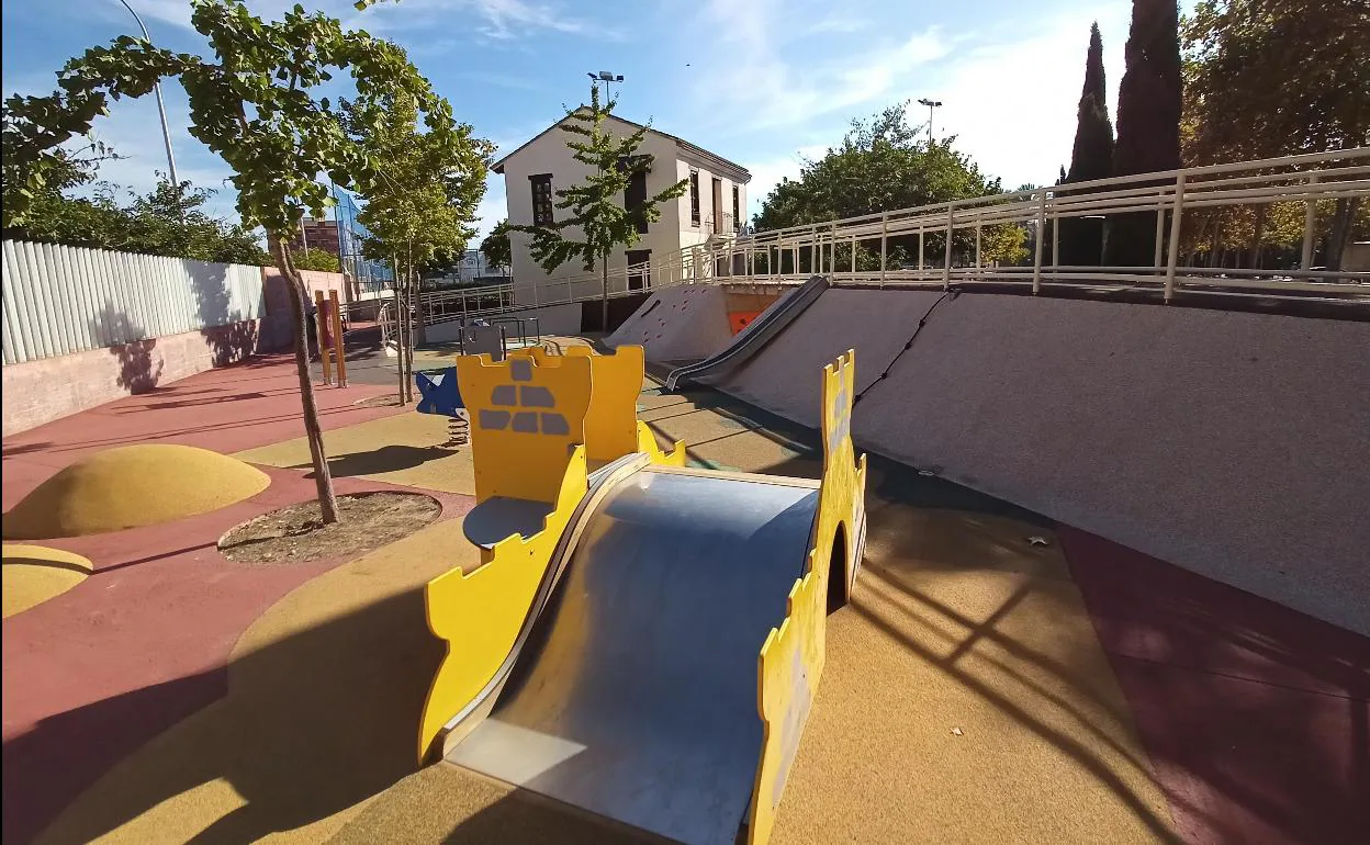 Zona de juegos inclusivos en el Parque de Marchalenes. 