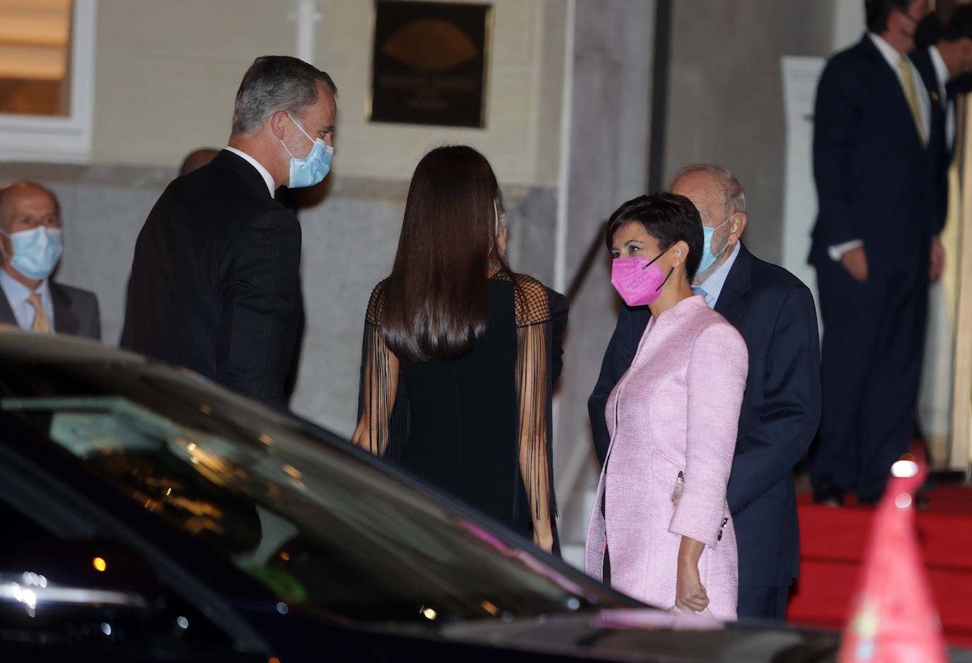 Fotos: Doña Letizia, sobria y elegante con un vestido de flecos negro especial