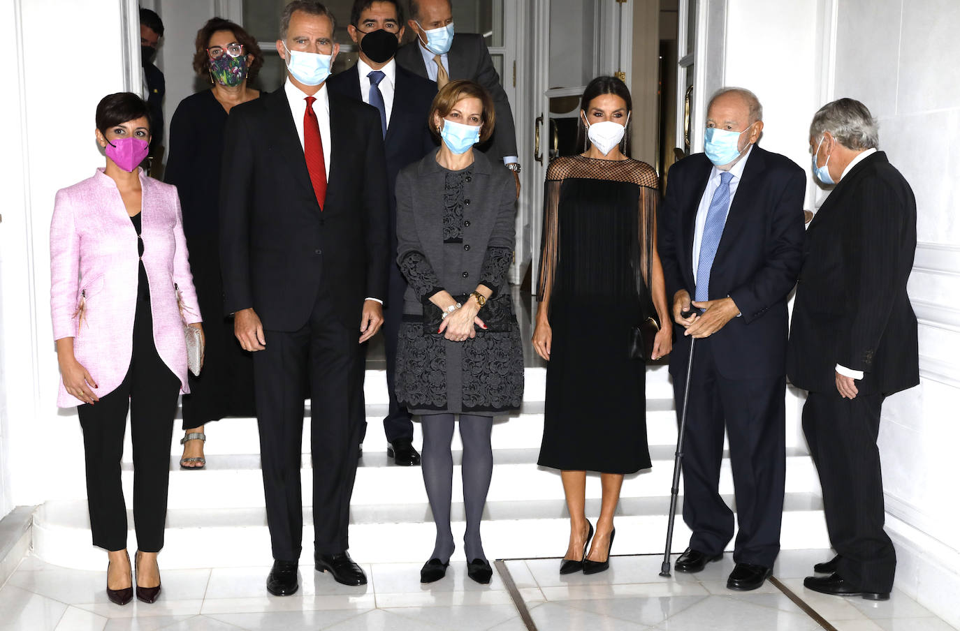 Fotos: Doña Letizia, sobria y elegante con un vestido de flecos negro especial