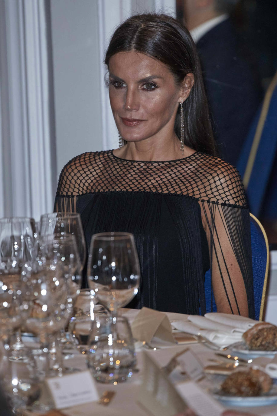 Fotos: Doña Letizia, sobria y elegante con un vestido de flecos negro especial