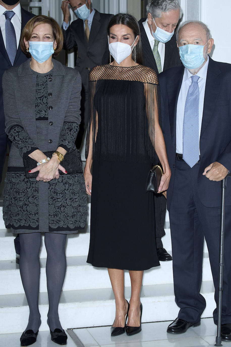 Fotos: Doña Letizia, sobria y elegante con un vestido de flecos negro especial