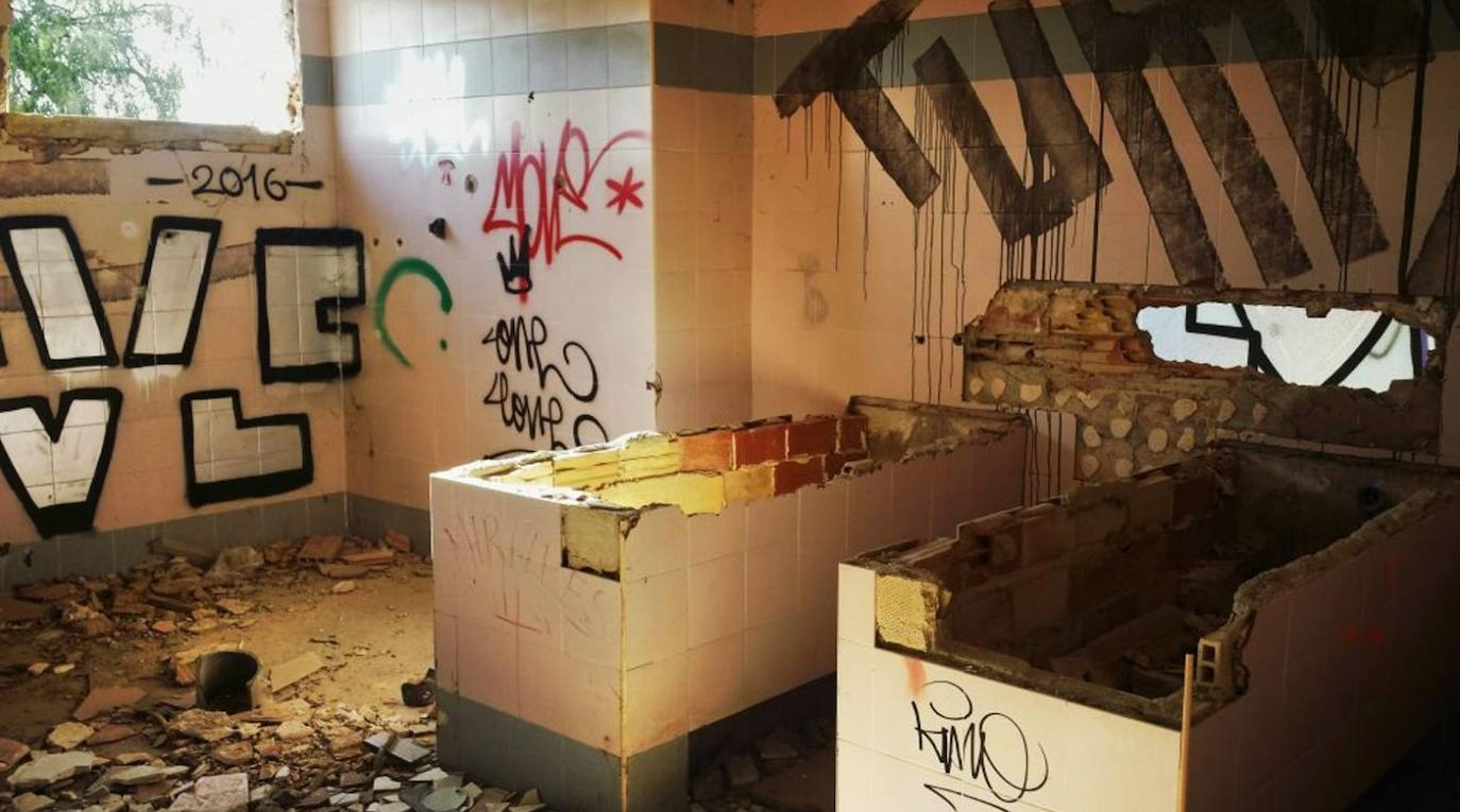 El psiquiátrico de Cheste es uno de los lugares más aterradores de toda la Comunitat, un centro sanitario que fue llamado 'La Humanitat' y del que ahora solo quedan ruinas y leyendas urbanas. Apenas existen datos concretos sobre su historia, ni de su origen, ni de su final, pero la realidad es que jamás fue un psiquiátrico, sino una residencia asistencial para pacientes con distintos grados de deficiencias físicas y psíquicas. Se creó a principios de los ochenta y cerró sus puertas en 2002. Desde entonces, los rumores atribuyen presencias de fantasmas y apariciones de niños en su interior, en especial en su parte más popular y siniestra: un pasillo quemado donde se encontraban las habitaciones y baños. 
