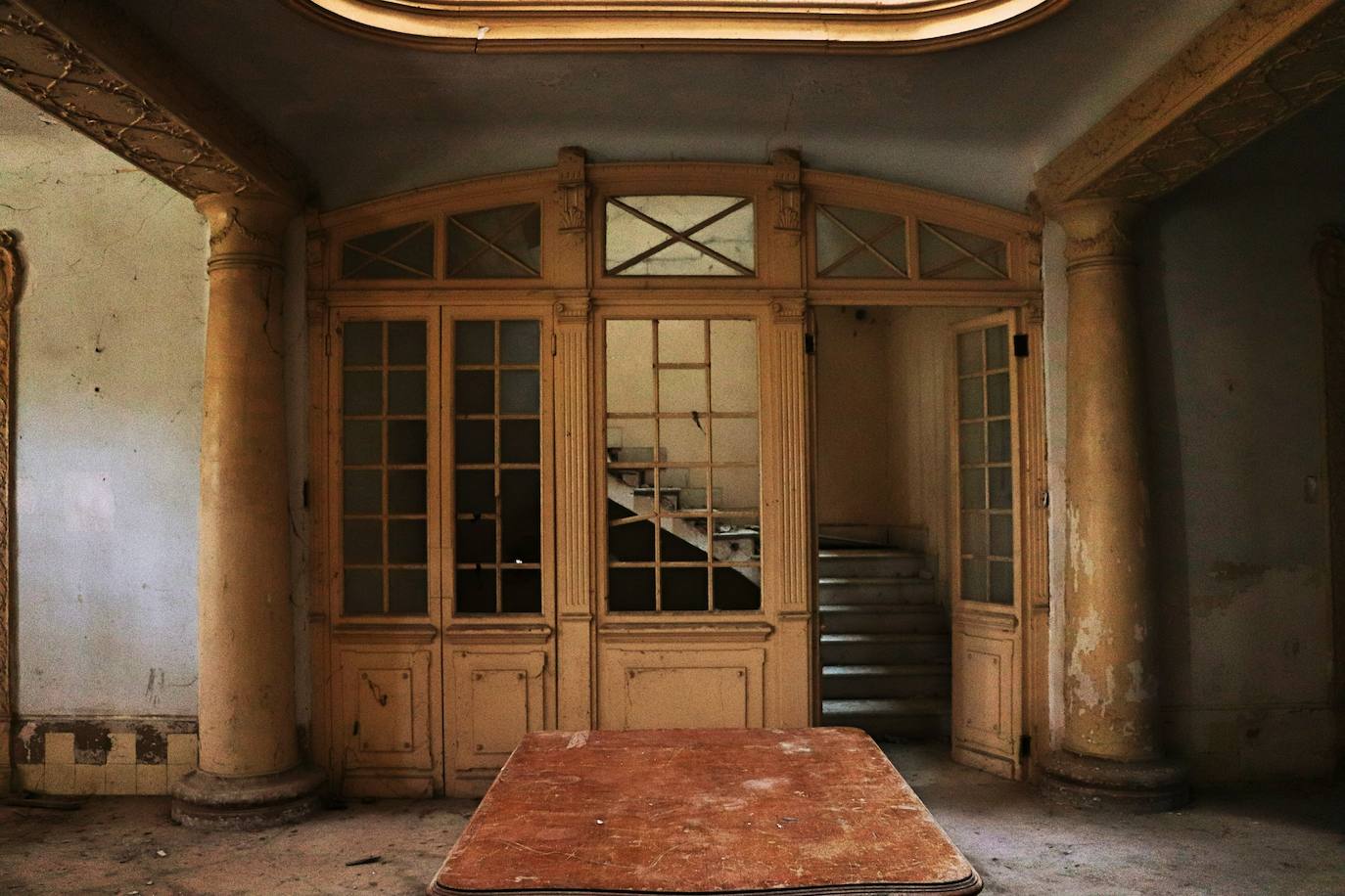 Fue construida en el siglo XIX, en 1887, como una utopía socialista pensada por y para trabajadores. Era un pueblo autosuficiente de propiedad común, fundado por Antonio de Padua y Saavedra, conde de Alcudia, y su esposa María Concepción Fontes y Sánchez de Teruel, dueños del palacio cuyos restos (y los del teatro) se ven en pantalla. Se dice de este edificio que es una fuente de desdichas, por culpa -según la leyenda- en los vicios y desenfreno de sus adinerados propietarios. Lo que sí es cierto es que la última vizcondesa perdió todas sus posesiones y murió ahogada en deudas. Desde entonces el lugar es un emblema para los amantes de lo paranormal.