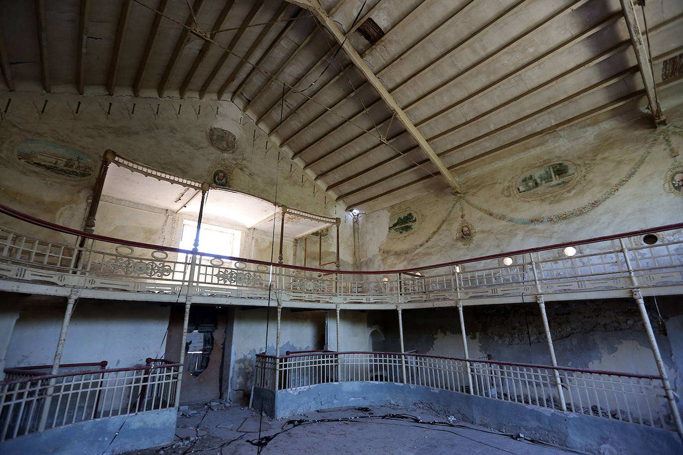 Fue construida en el siglo XIX, en 1887, como una utopía socialista pensada por y para trabajadores. Era un pueblo autosuficiente de propiedad común, fundado por Antonio de Padua y Saavedra, conde de Alcudia, y su esposa María Concepción Fontes y Sánchez de Teruel, dueños del palacio cuyos restos (y los del teatro) se ven en pantalla. Se dice de este edificio que es una fuente de desdichas, por culpa -según la leyenda- en los vicios y desenfreno de sus adinerados propietarios. Lo que sí es cierto es que la última vizcondesa perdió todas sus posesiones y murió ahogada en deudas. Desde entonces el lugar es un emblema para los amantes de lo paranormal.