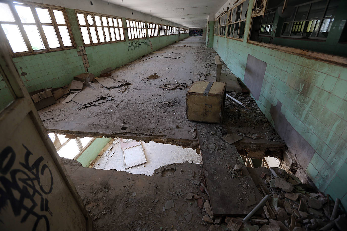 Las ruinas de la conocida fábrica de helados ya no existen, fueron derruidas en 2018, pero han sido sin duda uno de los puntos más terroríficos de la Comunitat. Escenario del secuestro del empresario valenciano Luis Suñer, que fundó esta factoría en 1956. Fue en ella donde seis miembros de ETA irrumpieron en su despacho una tarde de enero de 1981 para secuestrarle, y lo mantuvieron cautivo durante 90 días. La estocada definitiva llegó con la riada de 1982, tras la que la instalación quedó inundada. La empresa fue perdiendo popularidad con los años y sus escombros se convirtieron en un lugar perfecto para los amantes de lo paranormal, hasta su desaparición definitiva.